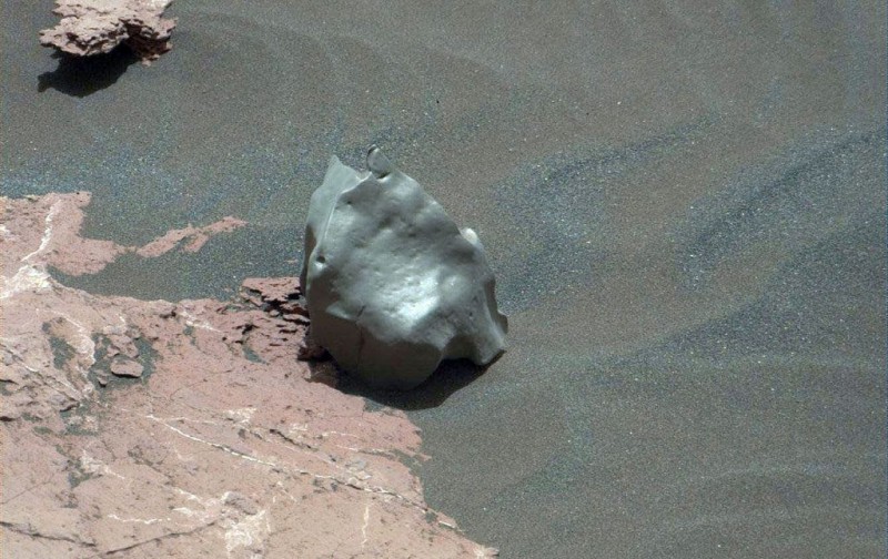 Mars Curiosity Rover Rolls Up to Potential New Meteorite
