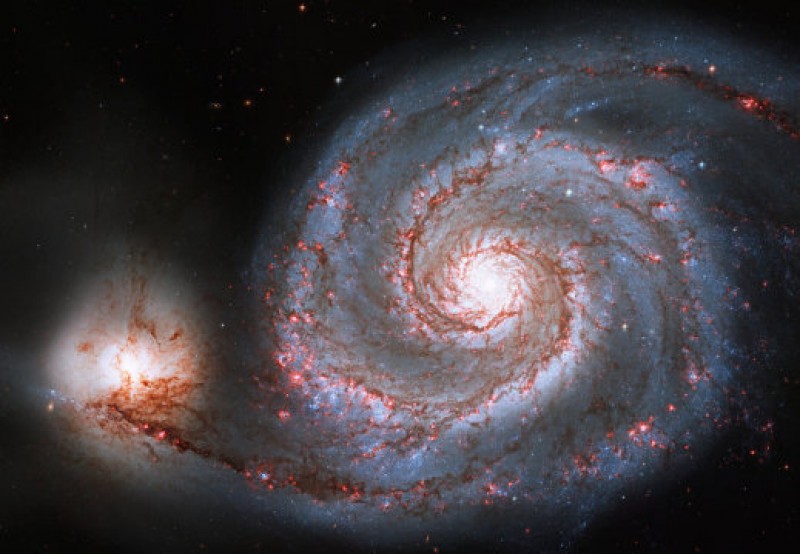 Vast ionized hydrogen cloud in the Whirlpool Galaxy revealed by ultra-sensitive telescope