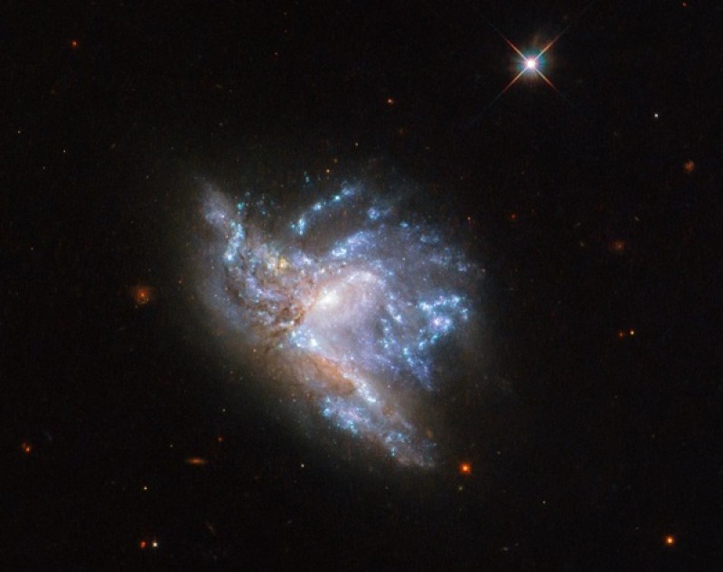 Hubble spies a dazzling collision between two galaxies in Hercules