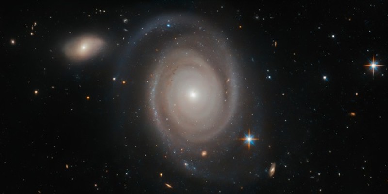 Hubble reveals a galaxy in a cosmic city